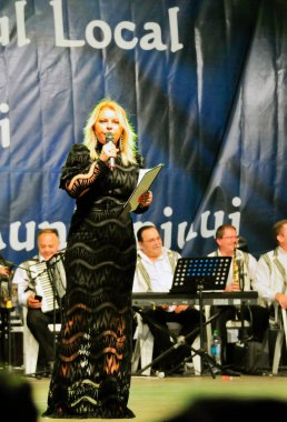 TARGU JIU, ROMANIA, 21 Mayıs 2019, TARGU JIU şehir günlerindeki popüler şovun sunucusu, akreditasyon gerektirmeyen kamusal etkinlik. Bu kostüm siyah kumaştan yapılmış.