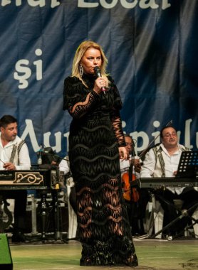 TARGU JIU, ROMANIA, 21 Mayıs 2019, TARGU JIU şehir günlerindeki popüler şovun sunucusu, akreditasyon gerektirmeyen kamusal etkinlik. Bu kostüm siyah kumaştan yapılmış.