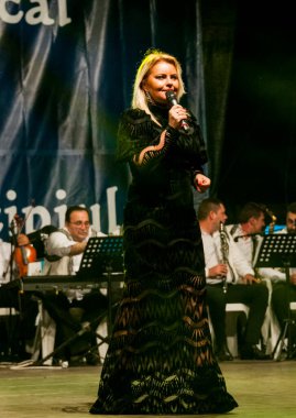 TARGU JIU, ROMANIA, 21 Mayıs 2019, TARGU JIU şehir günlerindeki popüler şovun sunucusu, akreditasyon gerektirmeyen kamusal etkinlik. Bu kostüm siyah kumaştan yapılmış.