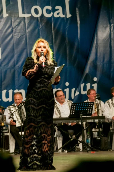 TARGU JIU, ROMANIA, 21 Mayıs 2019, TARGU JIU şehir günlerindeki popüler şovun sunucusu, akreditasyon gerektirmeyen kamusal etkinlik. Bu kostüm siyah kumaştan yapılmış.