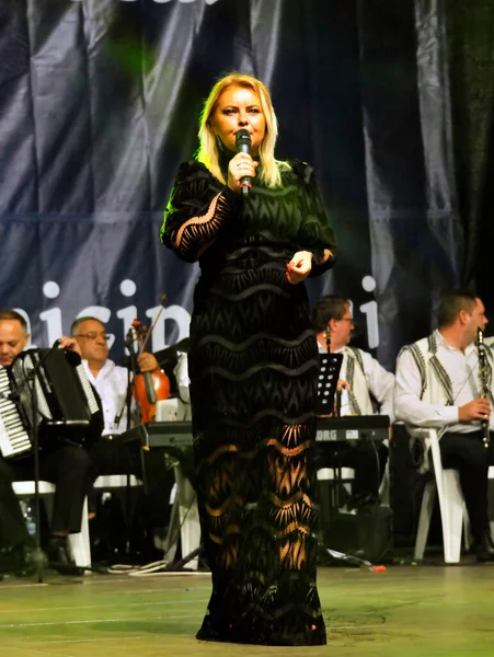 2019年5月21日 ルーマニアのTargu Jiu市の日 認定を必要としない公共イベントで人気のあるショーの発表者 衣装は黒生地で作られたガラです — ストック写真