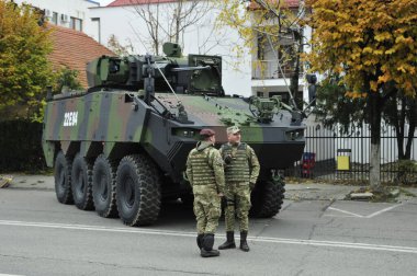 TARGU JIU, ROMANIA, CEMANIA 01.2022 Romanya Ulusal Günü Trgu jiu 'da zırhlı araçlar ve askeri kamyonların yanı sıra gala üniformalarında donatılmış Romen kara kuvvetleri askerleriyle geçit töreni