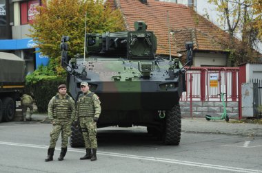 TARGU JIU, ROMANIA, CEMANIA 01.2022 Romanya Ulusal Günü Trgu jiu 'da zırhlı araçlar ve askeri kamyonların yanı sıra gala üniformalarında donatılmış Romen kara kuvvetleri askerleriyle geçit töreni