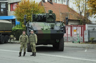 TARGU JIU, ROMANIA, CEMANIA 01.2022 Romanya Ulusal Günü Trgu jiu 'da zırhlı araçlar ve askeri kamyonların yanı sıra gala üniformalarında donatılmış Romen kara kuvvetleri askerleriyle geçit töreni