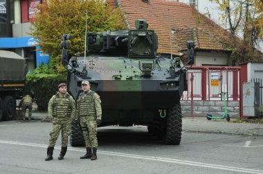 TARGU JIU, ROMANIA, CEMANIA 01.2022 Romanya Ulusal Günü Trgu jiu 'da zırhlı araçlar ve askeri kamyonların yanı sıra gala üniformalarında donatılmış Romen kara kuvvetleri askerleriyle geçit töreni