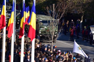 TARGU JIU, ROMANIA, CEMANIA 01.2022 Romanya Ulusal Günü Trgu jiu 'da zırhlı araçlar ve askeri kamyonların yanı sıra gala üniformalarında donatılmış Romen kara kuvvetleri askerleriyle geçit töreni