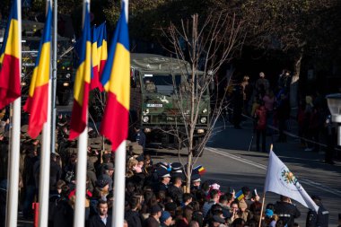 TARGU JIU, ROMANIA, CEMANIA 01.2022 Romanya Ulusal Günü Trgu jiu 'da zırhlı araçlar ve askeri kamyonların yanı sıra gala üniformalarında donatılmış Romen kara kuvvetleri askerleriyle geçit töreni