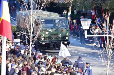 TARGU JIU, ROMANIA, CEMANIA 01.2022 Romanya Ulusal Günü Trgu jiu 'da zırhlı araçlar ve askeri kamyonların yanı sıra gala üniformalarında donatılmış Romen kara kuvvetleri askerleriyle geçit töreni