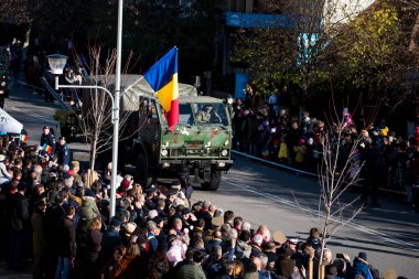 TARGU JIU, ROMANIA, CEMANIA 01.2022 Romanya Ulusal Günü Trgu jiu 'da zırhlı araçlar ve askeri kamyonların yanı sıra gala üniformalarında donatılmış Romen kara kuvvetleri askerleriyle geçit töreni