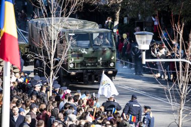 TARGU JIU, ROMANIA, CEMANIA 01.2022 Romanya Ulusal Günü Trgu jiu 'da zırhlı araçlar ve askeri kamyonların yanı sıra gala üniformalarında donatılmış Romen kara kuvvetleri askerleriyle geçit töreni