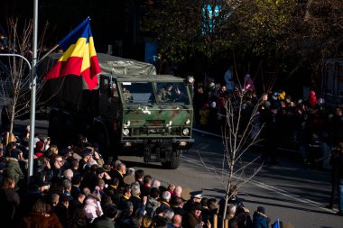 TARGU JIU, ROMANIA, CEMANIA 01.2022 Romanya Ulusal Günü Trgu jiu 'da zırhlı araçlar ve askeri kamyonların yanı sıra gala üniformalarında donatılmış Romen kara kuvvetleri askerleriyle geçit töreni