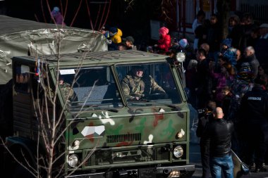 TARGU JIU, ROMANIA, CEMANIA 01.2022 Romanya Ulusal Günü Trgu jiu 'da zırhlı araçlar ve askeri kamyonların yanı sıra gala üniformalarında donatılmış Romen kara kuvvetleri askerleriyle geçit töreni