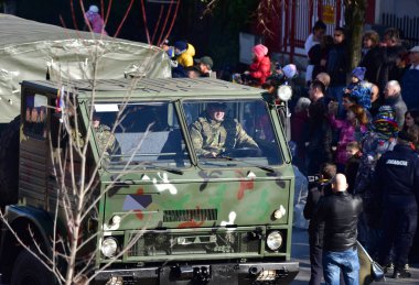 TARGU JIU, ROMANIA, CEMANIA 01.2022 Romanya Ulusal Günü Trgu jiu 'da zırhlı araçlar ve askeri kamyonların yanı sıra gala üniformalarında donatılmış Romen kara kuvvetleri askerleriyle geçit töreni