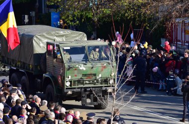 TARGU JIU, ROMANIA, CEMANIA 01.2022 Romanya Ulusal Günü Trgu jiu 'da zırhlı araçlar ve askeri kamyonların yanı sıra gala üniformalarında donatılmış Romen kara kuvvetleri askerleriyle geçit töreni