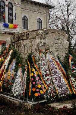 Romanya 'nın Trgu Jiu' daki Ulusal Geçit Töreni, Romanya 'nın İkinci Dünya Savaşı' ndaki ulusal kahramanı Ecaterina Teodoroiu 'nun mozolesine tören çelenkleri serdi.