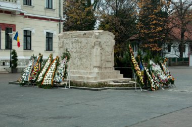 Romanya 'nın Trgu Jiu' daki Ulusal Geçit Töreni, Romanya 'nın İkinci Dünya Savaşı' ndaki ulusal kahramanı Ecaterina Teodoroiu 'nun mozolesine tören çelenkleri serdi.