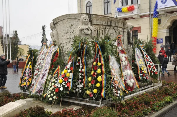 第二次世界大戦中のルーマニアの英雄 エカテリーナ テオドロイの霊廟でトリビュート花輪の敷設とトゥルグ柔術のルーマニア国民の日パレード — ストック写真
