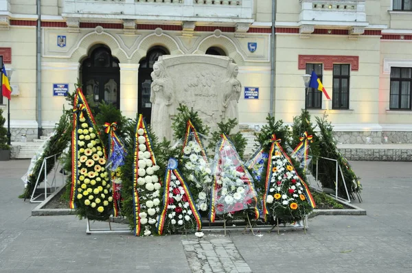 Romanya 'nın Trgu Jiu' daki Ulusal Geçit Töreni, Romanya 'nın İkinci Dünya Savaşı' ndaki ulusal kahramanı Ecaterina Teodoroiu 'nun mozolesine tören çelenkleri serdi.