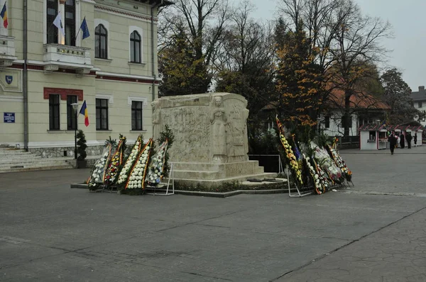罗马尼亚国庆游行在楚楚国举行 向第二次世界大战中的罗马尼亚民族英雄埃卡特丽娜 特奥多尔乌陵墓敬献花圈 — 图库照片