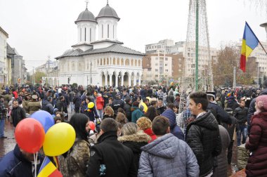 TARGU JIU, ROMANIA, ARMANIA 01 Aralık 2022 Romanya Ulusal Günü 'nde Trgu Jiu şehrinin merkezinde kent sakinlerinin de desteğiyle gerçekleştirilen gösterilerle