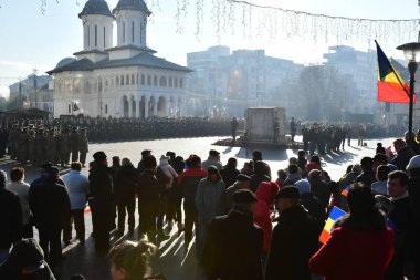 TARGU JIU, ROMANIA, ARMANIA 01 Aralık 2022 Romanya Ulusal Günü 'nde Trgu Jiu şehrinin merkezinde kent sakinlerinin de desteğiyle gerçekleştirilen gösterilerle