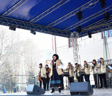 TARGU JIU, ROMANIA, ARMANIA 01 Aralık 2022 Romanya Ulusal Günü 'nde Trgu Jiu şehrinin merkezinde kent sakinlerinin de desteğiyle gerçekleştirilen gösterilerle