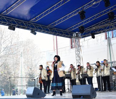 TARGU JIU, ROMANIA, ARMANIA 01 Aralık 2022 Romanya Ulusal Günü 'nde Trgu Jiu şehrinin merkezinde kent sakinlerinin de desteğiyle gerçekleştirilen gösterilerle