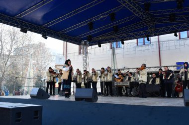 TARGU JIU, ROMANIA, ARMANIA 01 Aralık 2022 Romanya Ulusal Günü 'nde Trgu Jiu şehrinin merkezinde kent sakinlerinin de desteğiyle gerçekleştirilen gösterilerle