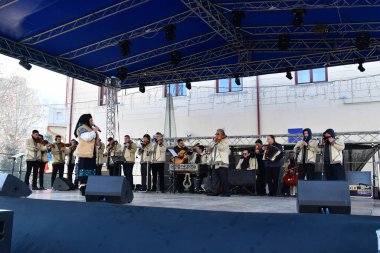 TARGU JIU, ROMANIA, ARMANIA 01 Aralık 2022 Romanya Ulusal Günü 'nde Trgu Jiu şehrinin merkezinde kent sakinlerinin de desteğiyle gerçekleştirilen gösterilerle