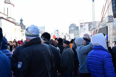 TARGU JIU, ROMANIA, ARMANIA 01 Aralık 2022 Romanya Ulusal Günü 'nde Trgu Jiu şehrinin merkezinde kent sakinlerinin de desteğiyle gerçekleştirilen gösterilerle