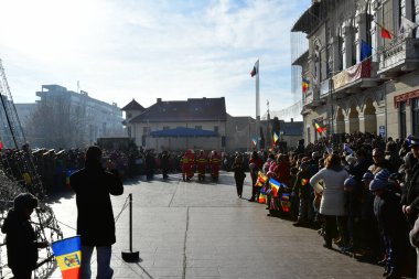 TARGU JIU, ROMANIA, ARMANIA 01 Aralık 2022 Romanya Ulusal Günü 'nde Trgu Jiu şehrinin merkezinde kent sakinlerinin de desteğiyle gerçekleştirilen gösterilerle
