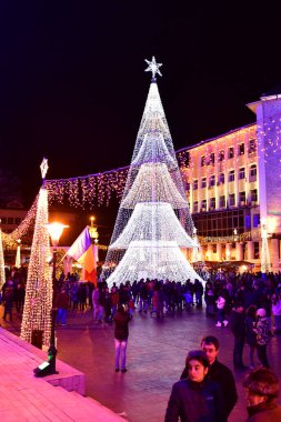 TARGU JIU, ROMANIA, ARMANIA 01 Aralık 2022 Romanya 'nın Trgu Jiu' nun merkezindeki Ulusal Bayram Günü 'nde kış ışıklarının yakılması ve ulusal sanatçıların performansları