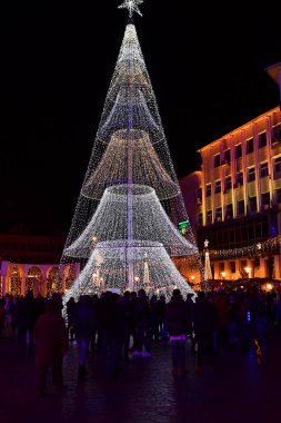 TARGU JIU, ROMANIA, ARMANIA 01 Aralık 2022 Romanya 'nın Trgu Jiu' nun merkezindeki Ulusal Bayram Günü 'nde kış ışıklarının yakılması ve ulusal sanatçıların performansları