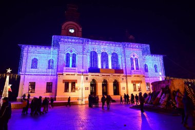 TARGU JIU, ROMANIA, ARMANIA 01 Aralık 2022 Romanya 'nın Trgu Jiu' nun merkezindeki Ulusal Bayram Günü 'nde kış ışıklarının yakılması ve ulusal sanatçıların performansları