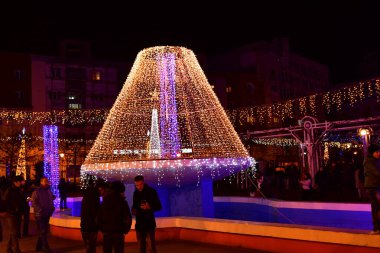 TARGU JIU, ROMANIA, ARMANIA 01 Aralık 2022 Romanya 'nın Trgu Jiu' nun merkezindeki Ulusal Bayram Günü 'nde kış ışıklarının yakılması ve ulusal sanatçıların performansları