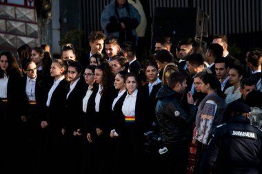 TARGU JIU, ROMANIA, ARMANIA 01 Aralık 2022 Romanya Ulusal Günü 'nde Trgu Jiu şehrinin merkezinde kent sakinlerinin de desteğiyle gerçekleştirilen gösterilerle