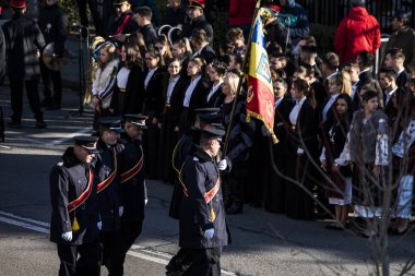 TARGU JIU, ROMANIA, ARMANIA 01 Aralık 2022 Romanya Ulusal Günü 'nde Trgu Jiu şehrinin merkezinde kent sakinlerinin de desteğiyle gerçekleştirilen gösterilerle