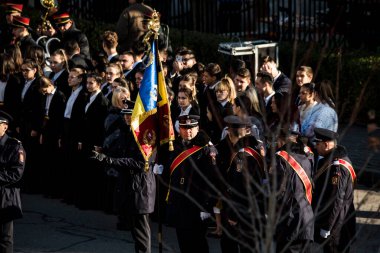 TARGU JIU, ROMANIA, ARMANIA 01 Aralık 2022 Romanya Ulusal Günü 'nde Trgu Jiu şehrinin merkezinde kent sakinlerinin de desteğiyle gerçekleştirilen gösterilerle