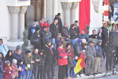 TARGU JIU, ROMANIA, ARMANIA 01 Aralık 2022 Romanya Ulusal Günü 'nde Trgu Jiu şehrinin merkezinde kent sakinlerinin de desteğiyle gerçekleştirilen gösterilerle