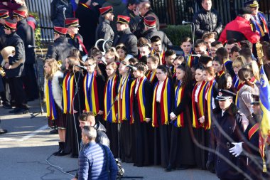TARGU JIU, ROMANIA, ARMANIA 01 Aralık 2022 Romanya Ulusal Günü 'nde Trgu Jiu şehrinin merkezinde kent sakinlerinin de desteğiyle gerçekleştirilen gösterilerle