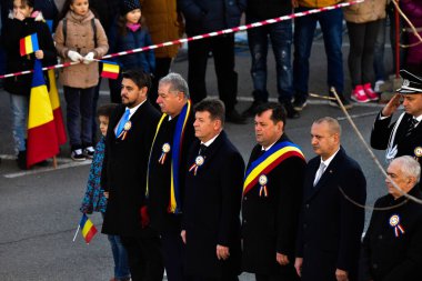 TARGU JIU, ROMANIA, ARMANIA 01 Aralık 2022 Romanya Ulusal Günü 'nde Trgu Jiu şehrinin merkezinde kent sakinlerinin de desteğiyle gerçekleştirilen gösterilerle
