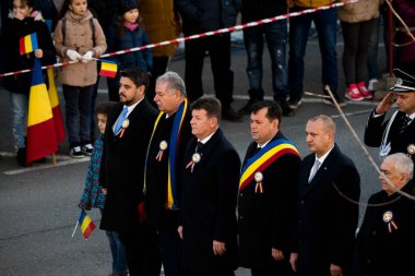 TARGU JIU, ROMANIA, ARMANIA 01 Aralık 2022 Romanya Ulusal Günü 'nde Trgu Jiu şehrinin merkezinde kent sakinlerinin de desteğiyle gerçekleştirilen gösterilerle