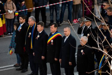 TARGU JIU, ROMANIA, ARMANIA 01 Aralık 2022 Romanya Ulusal Günü 'nde Trgu Jiu şehrinin merkezinde kent sakinlerinin de desteğiyle gerçekleştirilen gösterilerle