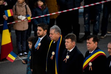 TARGU JIU, ROMANIA, ARMANIA 01 Aralık 2022 Romanya Ulusal Günü 'nde Trgu Jiu şehrinin merkezinde kent sakinlerinin de desteğiyle gerçekleştirilen gösterilerle