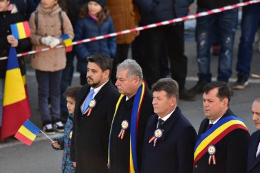 TARGU JIU, ROMANIA, ARMANIA 01 Aralık 2022 Romanya Ulusal Günü 'nde Trgu Jiu şehrinin merkezinde kent sakinlerinin de desteğiyle gerçekleştirilen gösterilerle