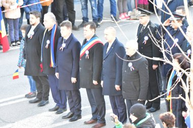 TARGU JIU, ROMANIA, ARMANIA 01 Aralık 2022 Romanya Ulusal Günü 'nde Trgu Jiu şehrinin merkezinde kent sakinlerinin de desteğiyle gerçekleştirilen gösterilerle