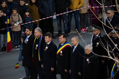 TARGU JIU, ROMANIA, ARMANIA 01 Aralık 2022 Romanya Ulusal Günü 'nde Trgu Jiu şehrinin merkezinde kent sakinlerinin de desteğiyle gerçekleştirilen gösterilerle