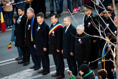TARGU JIU, ROMANIA, ARMANIA 01 Aralık 2022 Romanya Ulusal Günü 'nde Trgu Jiu şehrinin merkezinde kent sakinlerinin de desteğiyle gerçekleştirilen gösterilerle
