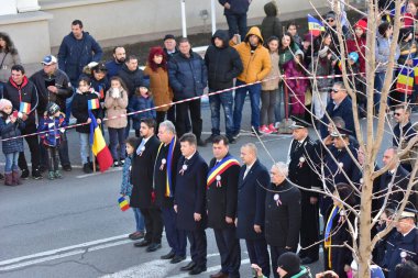TARGU JIU, ROMANIA, ARMANIA 01 Aralık 2022 Romanya Ulusal Günü 'nde Trgu Jiu şehrinin merkezinde kent sakinlerinin de desteğiyle gerçekleştirilen gösterilerle