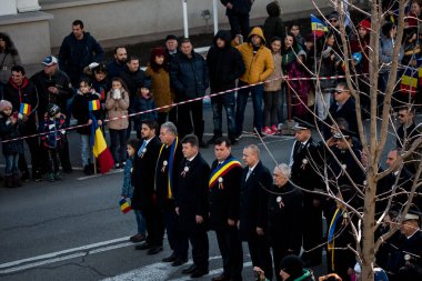 TARGU JIU, ROMANIA, ARMANIA 01 Aralık 2022 Romanya Ulusal Günü 'nde Trgu Jiu şehrinin merkezinde kent sakinlerinin de desteğiyle gerçekleştirilen gösterilerle